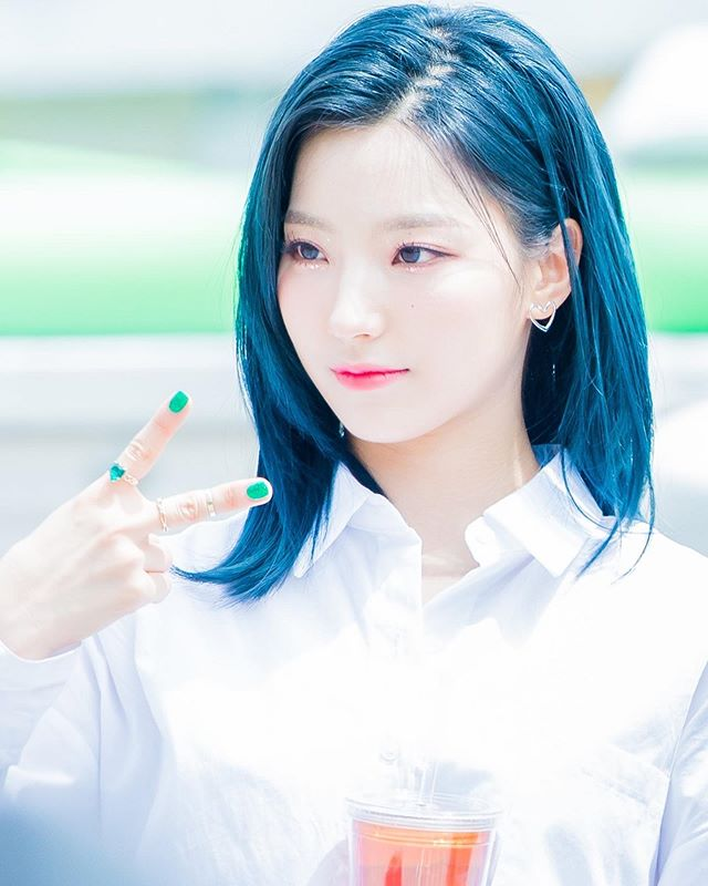 배우 이새롬