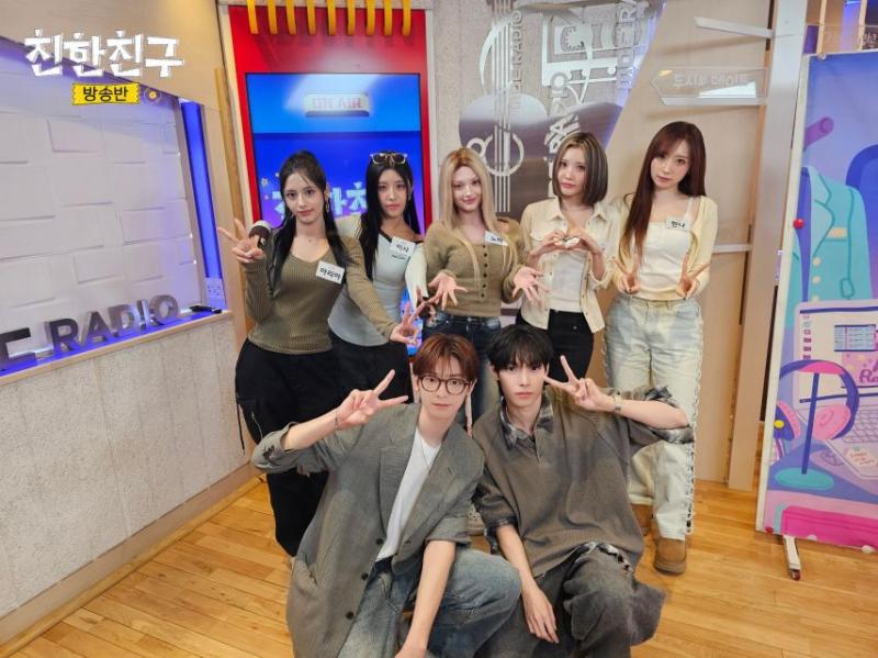 걸그룹 엑신(X:IN) 3월 4일 친한친구 방송방(친친방) 착장.jpg