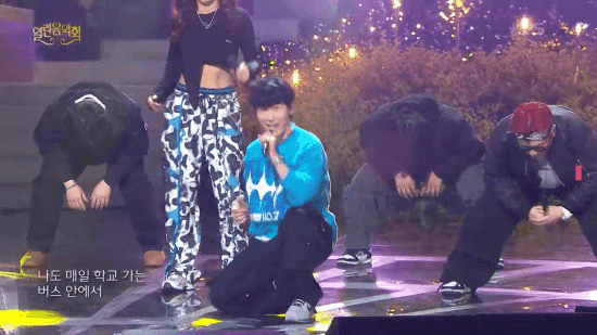 버스안에서 혼성그룹 자자 근황.gif