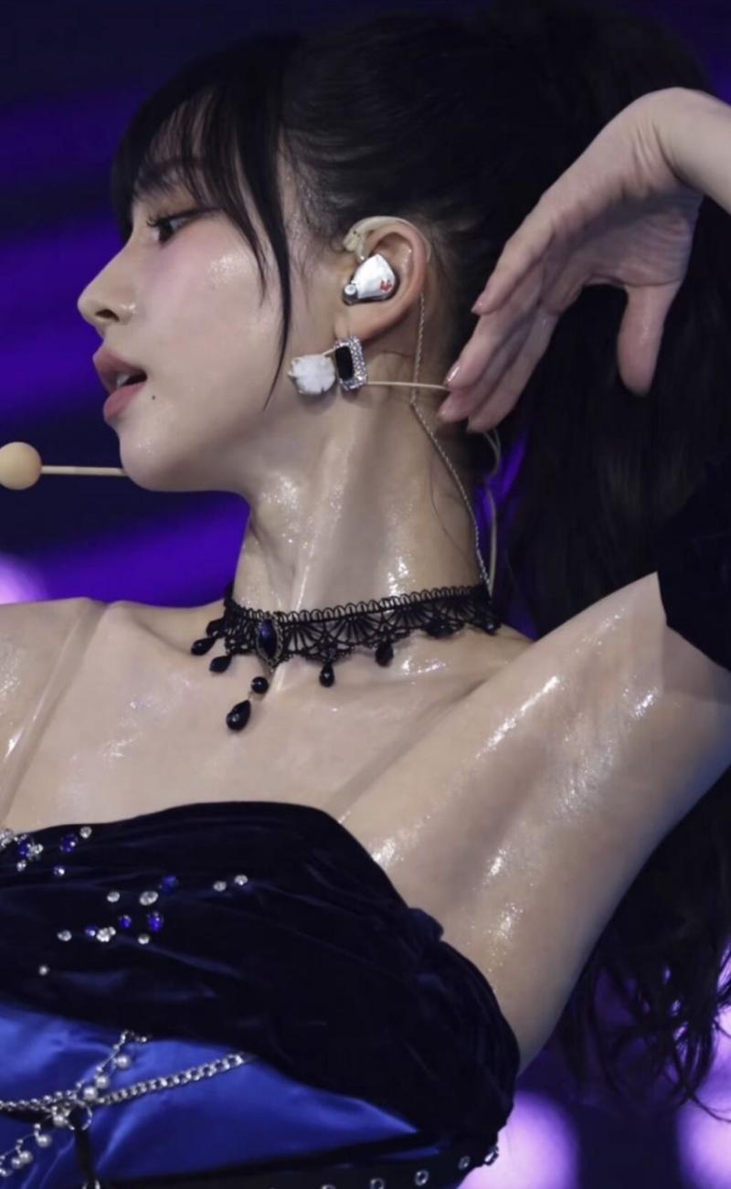 땀에 흠뻑 젖은 에스파 카리나.jpg