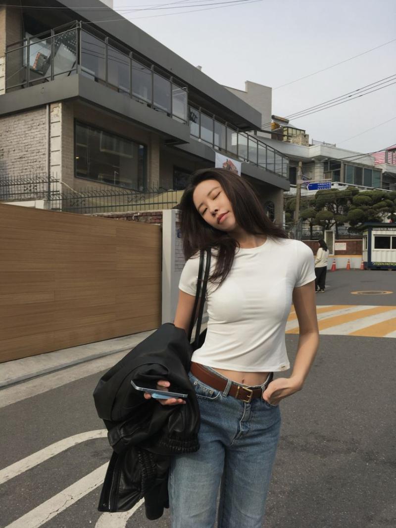 청바지에 흰티 기희현(인스타)