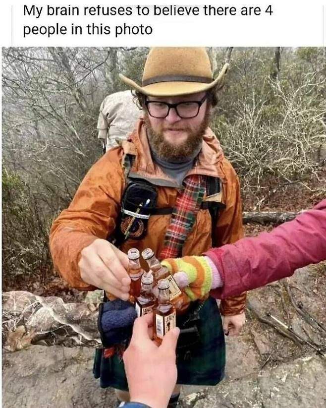 내 머리는 여기에 4명이 있다고 믿는 걸 거부함