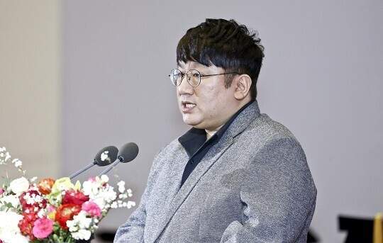 방시혁 하이브 의장 주식 1.65% 증여…2700억 원 규모