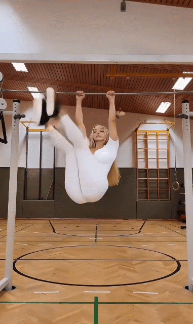 360도 턱걸이 하는 여성