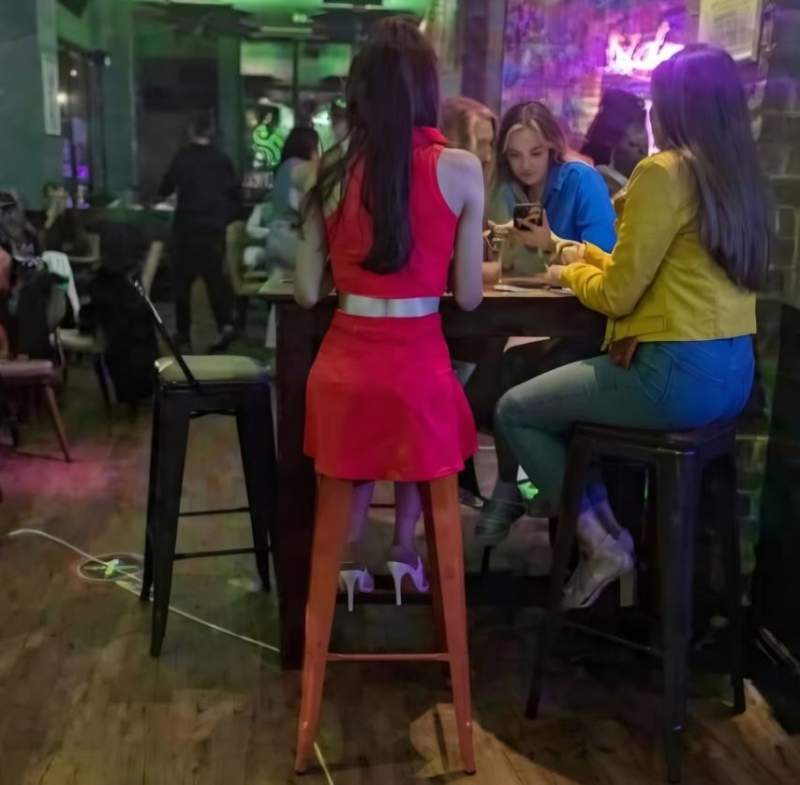 곧게 뻗은 여자의 다리