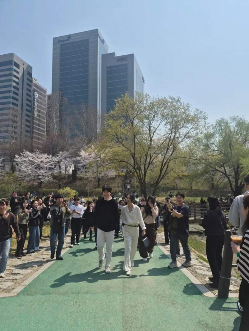 어제 양재천에 벚꽃 보러간 한가인-연정훈 부부