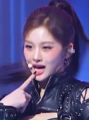 포니테일 가죽 여전사 엔믹스 설윤