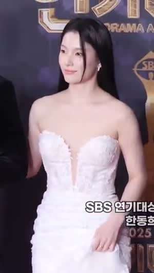 배우 한동희 가슴골 라인이 파진 오프솔더 드레스