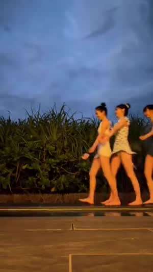 파란 모노키니 수영복 입고 걸어가는 에스파 카리나 옆선 (with 류진,한수아)