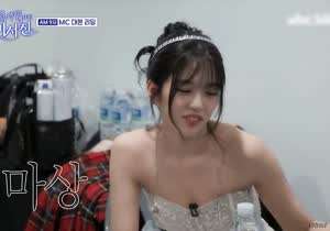 오프숄더 드레스 아이브 안유진 비서진 . GIF