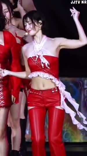 트와이스 모모 홀터넥 빨간 크롭탑 겨드랑이 복근