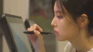 강혜원 첫입에 반하다 . GIF