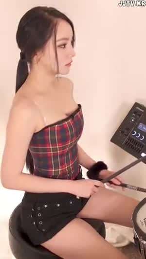 [걸밴드 비밥] 드럼 치는  아연 체크 튜브탑 가슴골.mp4