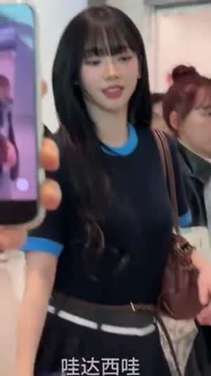 은은하게 비치는 검정 반팔티 공항패션 에스파 카리나