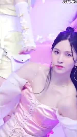 트와이스 미나 실크 재질 핑크 코르셋 반스타킹