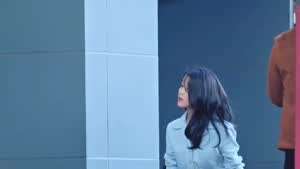 바람에 머리 흩날리면서 등장하는 아이유