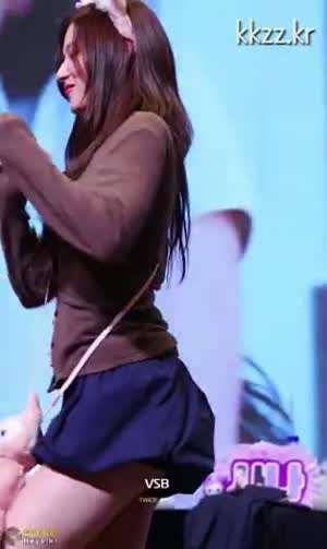 허벅지 뒤태 트와이스 사나