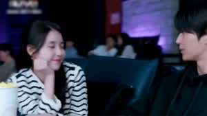 윙크 플러팅하는 21세기 대군부인 아이유 . GIF