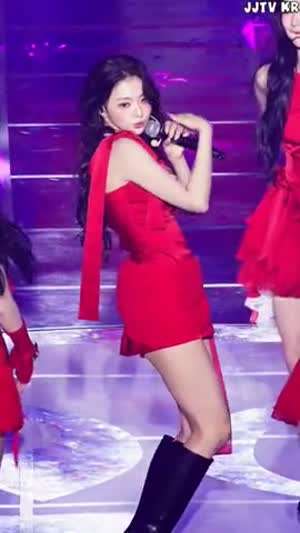 프로미스나인 이나경 빨간 민소매 원피스 각선미