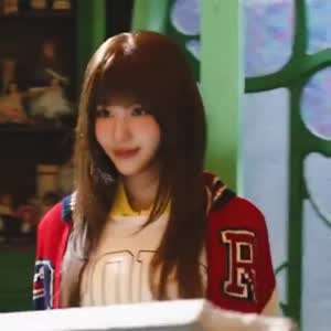 앞머리 내린 트와이스 사나 윙크