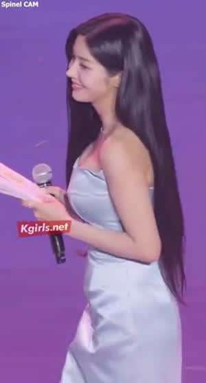 걸어가는 1황 권은비 옆라인