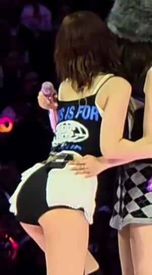 뒤에서 보는 찰진 뒤태 트와이스 모모 쯔위