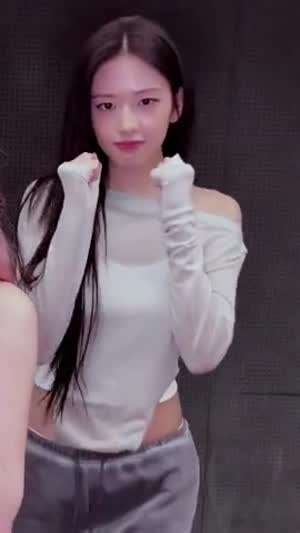 흰나시가 살짝 비치는 긴팔티 아이브 안유진