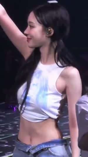 양갈래 머리 에스파 윈터...질끈 묶은 흰 나시 섹시 복부