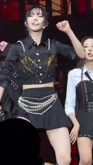 검정 크롭 셔츠 옆트임 테니스치마 에스파 카리나 떨리는 허벅지