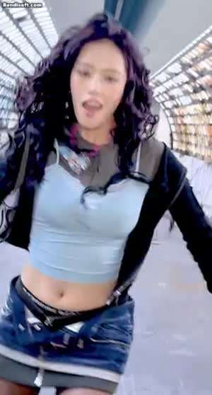 팬티 밴드 노출한 아이브 안유진 ㄷㄷ.gif