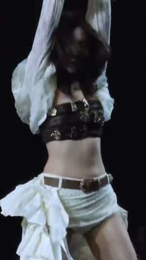 가슴 벨트 튜브탑 의상 흰핫팬츠 트와이스 나연 (2)