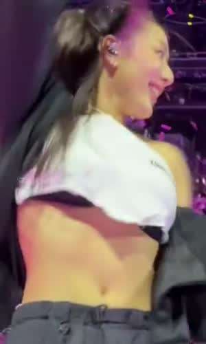 아래에서 본 아래가 짧은 크롭 나시 트와이스 지효