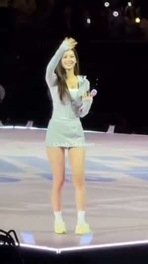 바람 맞으면서 팬서비스하는 트와이스 사나 각선미