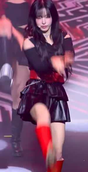 가죽 주름치마 입고 발차기하는 클라씨 선유...검속 내전근 엉벅지.mp4