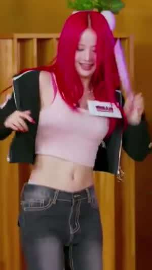 키스오프라이브 벨 민소매속 가슴 출렁임.mp4