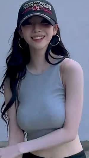 에스파 카리나 회색 크롭탑 민소매 묵직한 출렁임.mp4