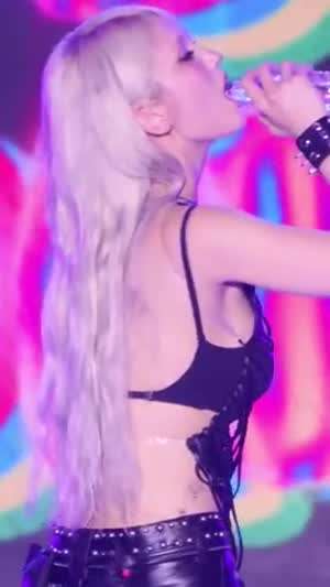 전소미 시원하게 등짝오픈