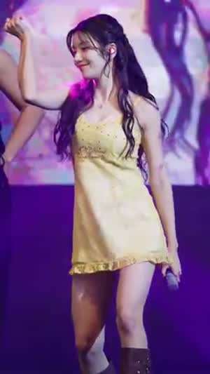 묵직한 노란 슬립 원피스 권은비