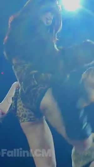 바로 아래에서 본 호피 트와이스 모모 찰진 허벅지