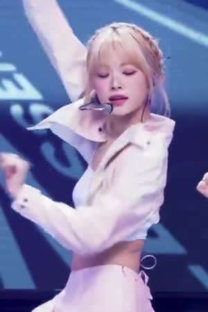 흰 끈나시 르세라핌 홍은채