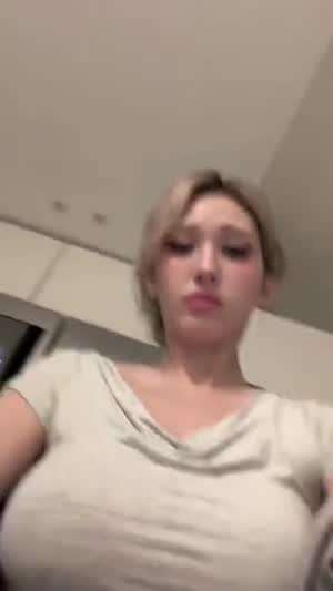 전소미 로우앵글로 본 묵직한 가슴