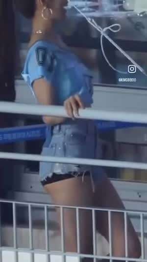 축구 유니폼에 청핫팬츠 입은 아이브 안유진