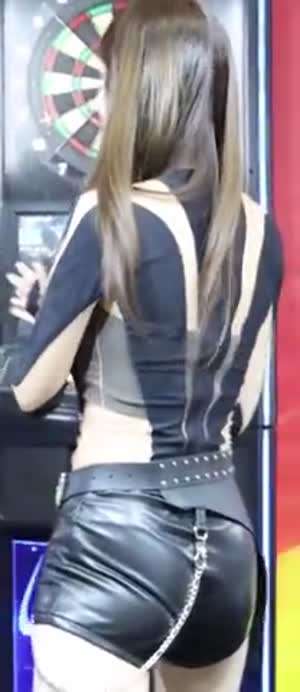 다트하는 우아! 우연 가죽핫팬츠 뒤태