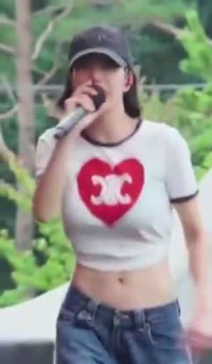 마이크 들고 뛰는 묵직 크롭티 권은비