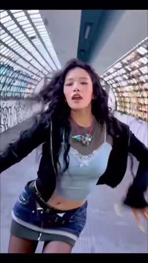 가슴을 격하게 흔드는 안유진