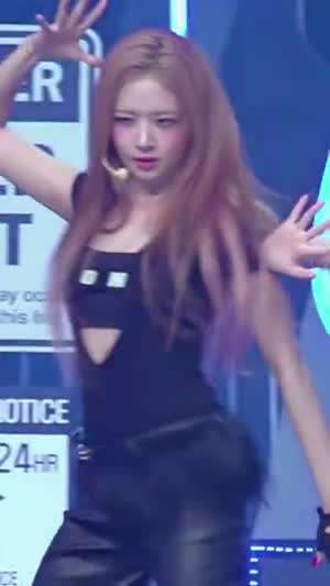 V자로 파인 의상 속 크롭탑 아이브 레이 컴백 무대 움짤