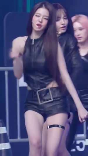 가죽핫팬츠 검정 속바지 아이브 장원영 컴백 무대