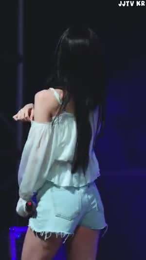 내려간 어깨 끈 슬립 노출 오마이걸 아린