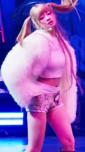 봉긋한 크롭티 어깨에 털 자켓 걸친 양갈래 머리 아이브 레이