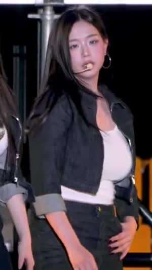 청자켓 속 묵직한 흰티 가슴 털어주는 트리플에스 김채연 그윽한 눈빛